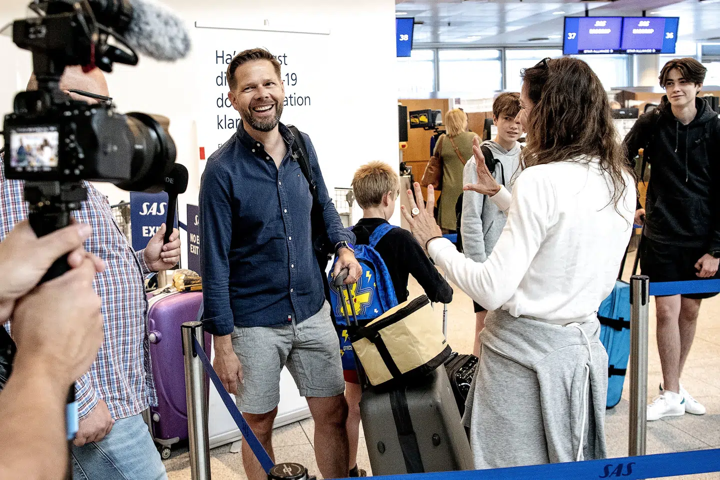 Familien Laursen, far, mor og tre børn skal til Los Angeles på ferie og er lettede over at kunne komme afsted. Afgangshallen Terminal 1 i Københavns Lufthavn onsdag den 29. juni 2022. SAS pilot-strejke er midlertidigt afblæst.(Foto: Nils Meilvang/Ritzau Scanpix) Nils Meilvang/Ritzau Scanpix