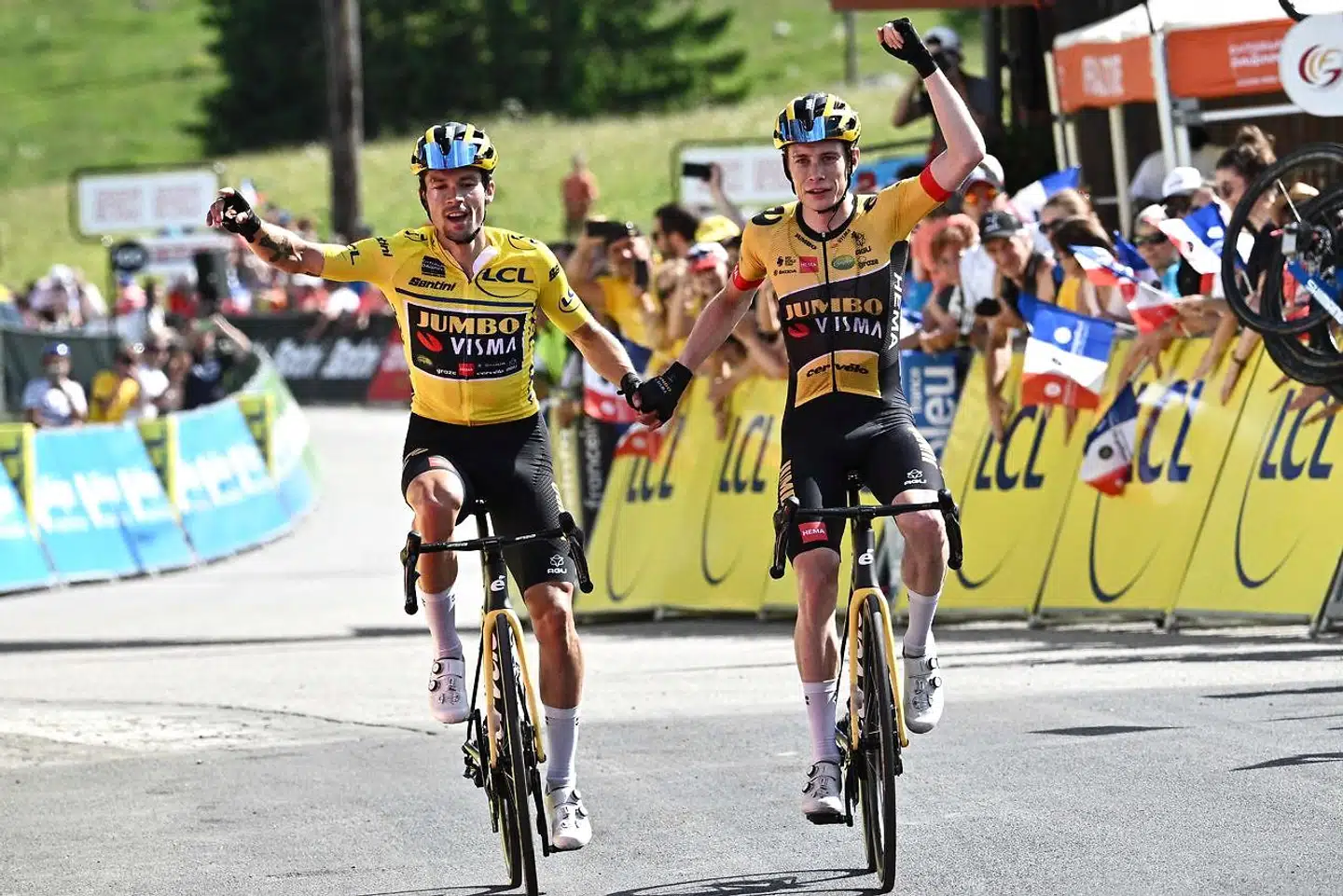 Jonas Vingegaard (th.) kører i mål side om side med Primoz Roglic ved Critérium du Dauphiné. Heldigvis for Jumbo-Visma er ingen af dem nærkontakt med sportsdirektøren Merijn Zeeman.