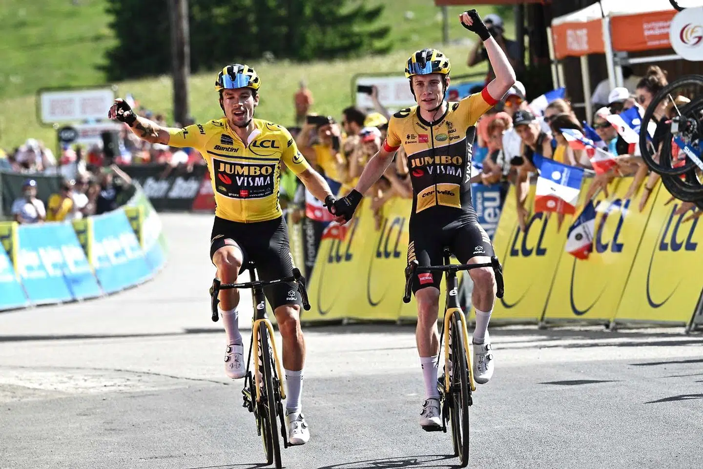 Jonas Vingegaard (th.) kører i mål side om side med Primoz Roglic ved Critérium du Dauphiné. Heldigvis for Jumbo-Visma er ingen af dem nærkontakt med sportsdirektøren Merijn Zeeman.