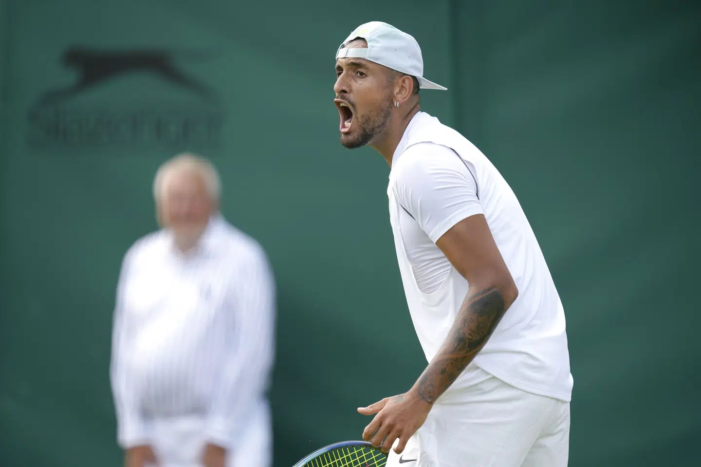 Nick Kyrgios sejrede over Paul Jubb i første runde af Wimbledon. Han var dog hverken tilfreds med publikum eller linjedommeren. Kirsty Wigglesworth/Ritzau Scanpix