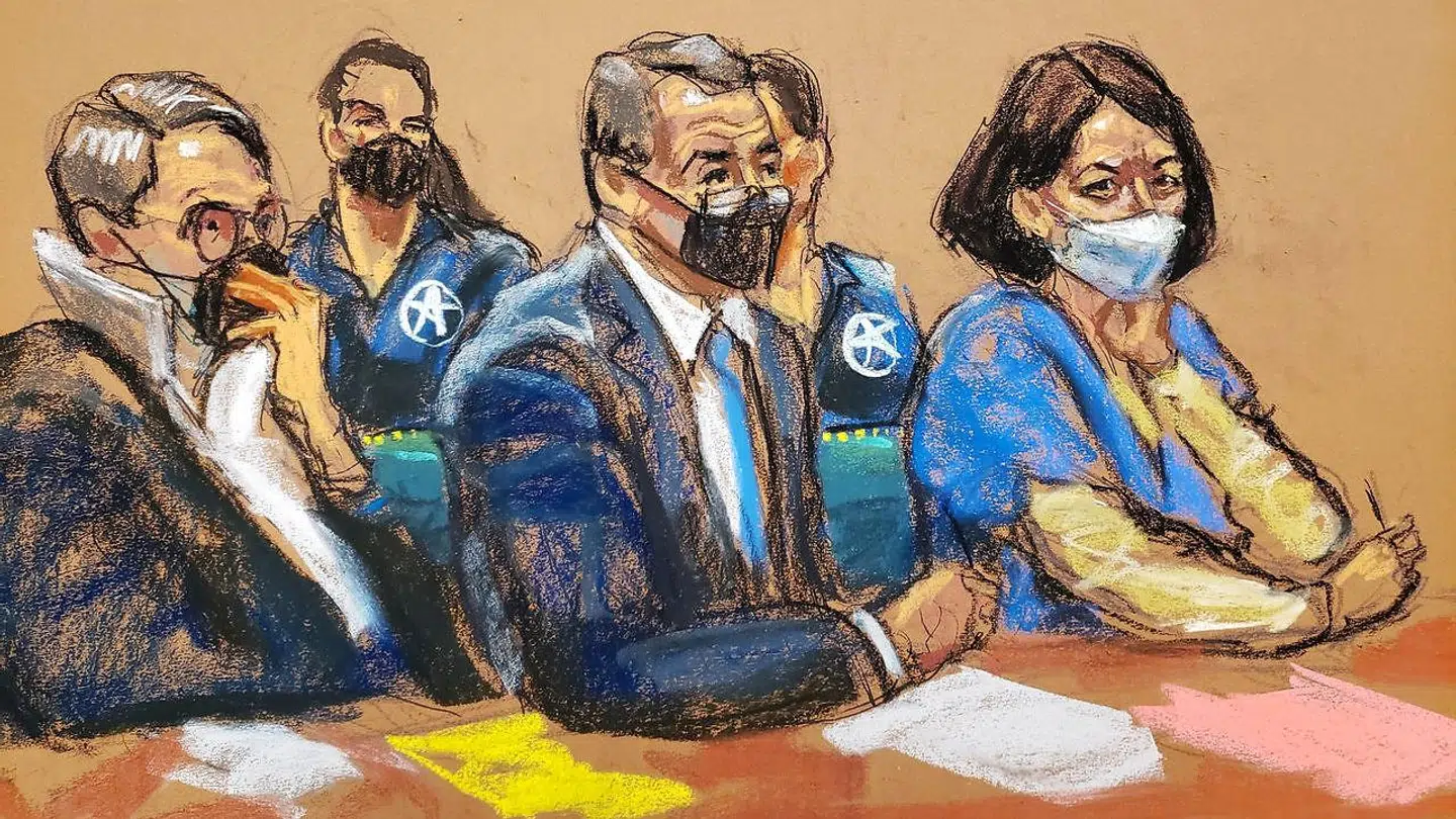 Retstegning fra strafudmålingen af Ghislaine Maxwell. Her sidder hun med sine forsvarsadvokater Bobbi Sternheim og Christian Everdell.