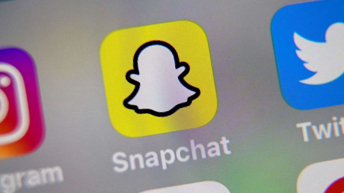 På det sociale medie Snapchat troede en lang række mænd, at de var kommet i kontakt med en ung kvinde, der solgte seksuelle ydelser. I stedet stod fire mænd bag profilen, og de er tirsdag blevet dømt for bedrageri og afpresning. (Arkivfoto) Denis Charlet/Ritzau Scanpix