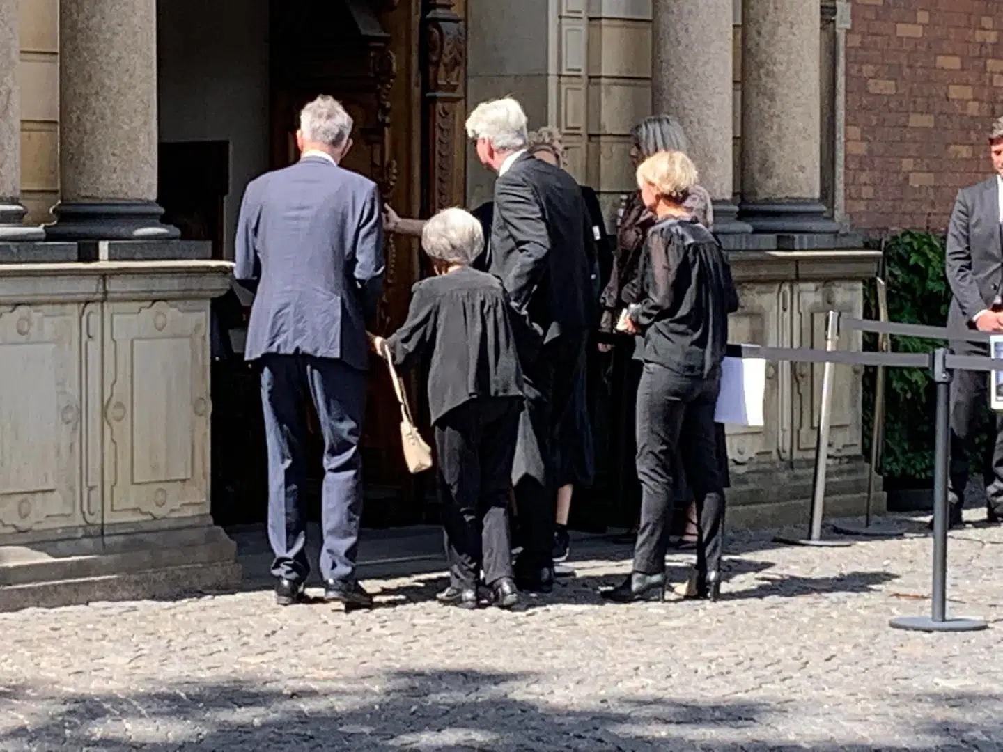 Lise Nørgaard og Søren Pind går ind i Holmens Kirke.