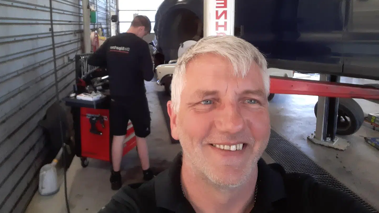 Det er normalt sjældent, at automekaniker Jakob Kahr får henvendelser fra kunder, der har fået tappet deres bil for benzin. Men i år er situationen en helt anden. Foto: Privatfoto.