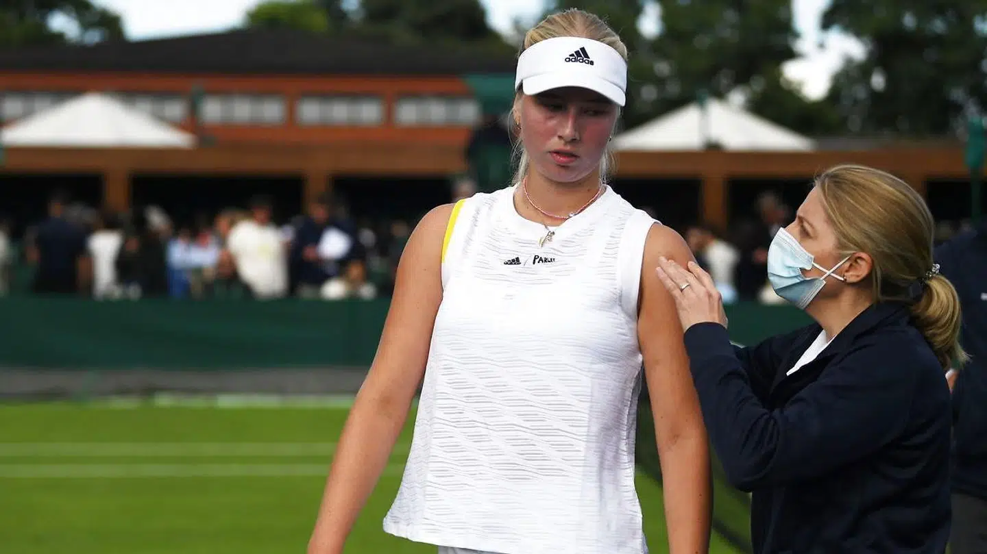 Clara Tauson måtte mandag trække sig med en rygskade ved Wimbledon.