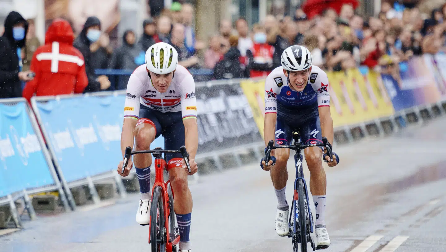 Mads Pedersen(tv) spurter sig til en DM-sølvmedajle foran World Tour-rytteren, Mikkel Honoré i en regnvejrsfyldt afslutning på DM.