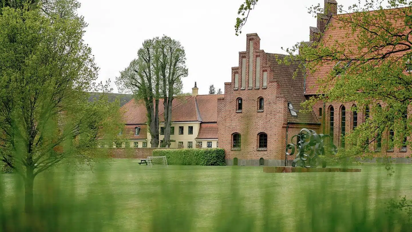 Efter TV 2-dokumentaren »Herlufsholms hemmeligheder«, der afslørede vold og krænkelsessager på kostskolen, har Styrelsen for Undervisning og Kvalitet ført tilsyn med skolen, der snart fører til en afgørelse og formentligt økonomiske sanktioner i millionklassen.