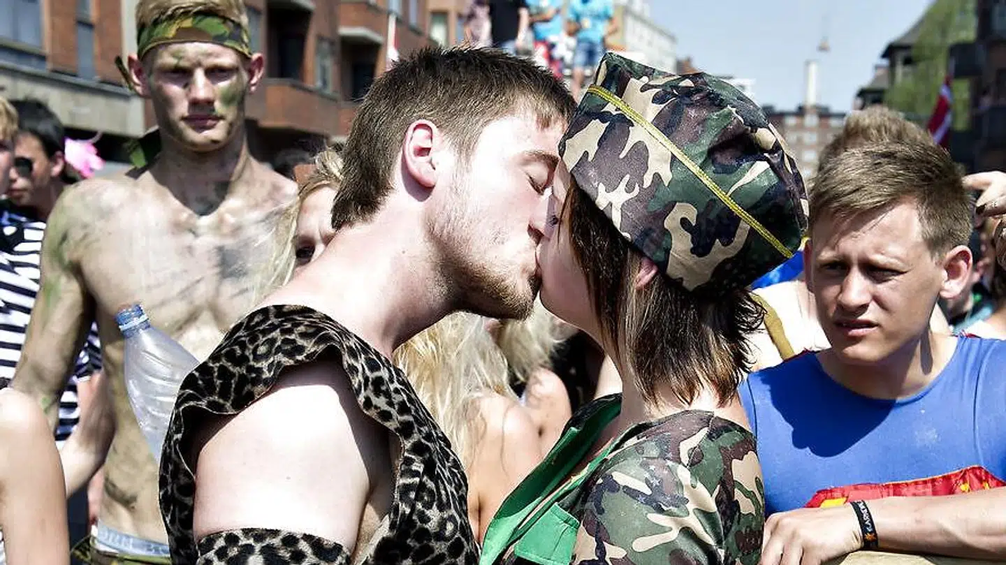 Den store parade til Aalborg Karneval samlede omkring 35.000 mennesker – flere var i nærkontakt, som er noget, fnatmiden godt kan lide.