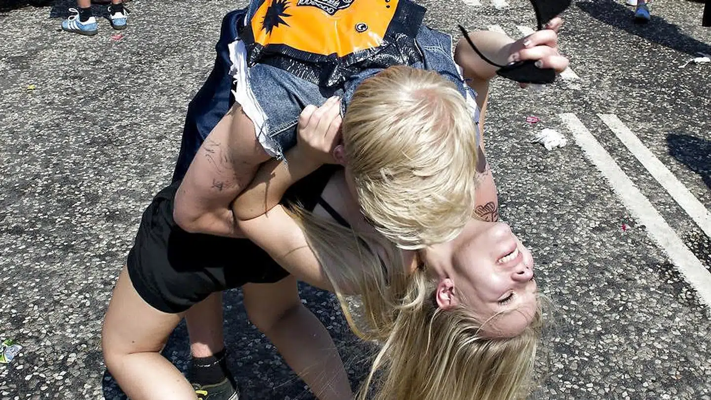 Fnatmiden smitter ved nærkontakt. Det kan være seksuelt, men behøver ikke at være det.
