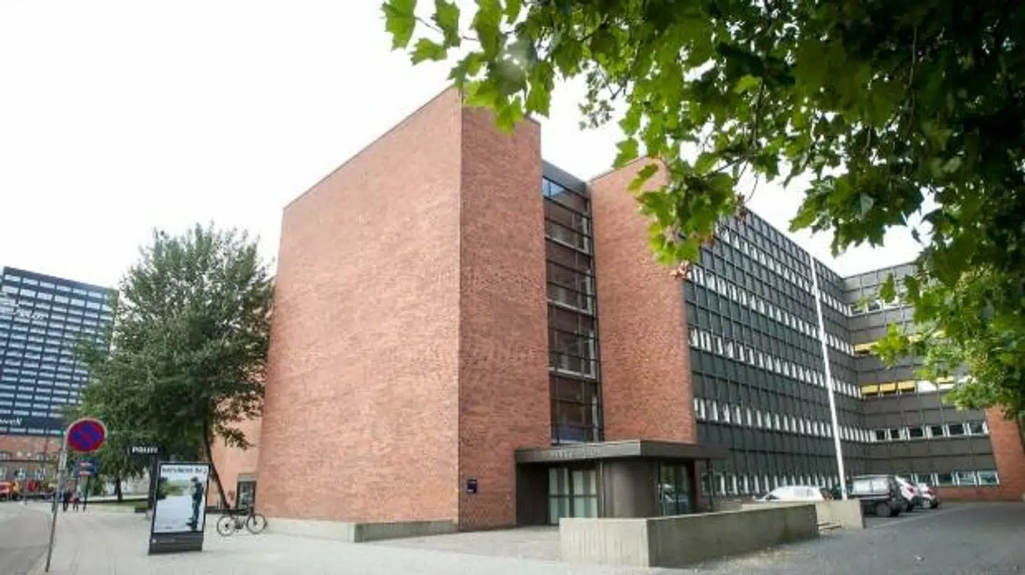 En ung mand fik lyst til at dele lidt mere af sig selv ved politigården i Aarhus, end politiet syntes, han burde.