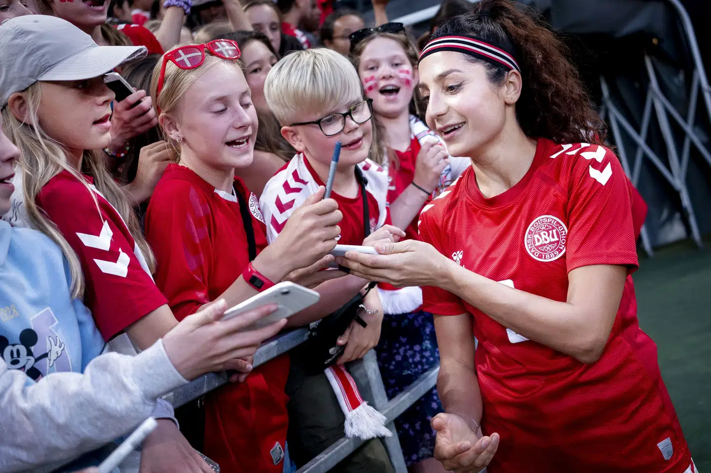 Nadia Nadim hyggede sig med de danske fans, efter at Danmark fredag slog Brasilien med 2-1 i kvindelandsholdets første landskamp nogensinde i Parken. Kampen satte også tilskuerrekord for en kvindefodboldkamp i Danmark med 21.542 tilskuere. Liselotte Sabroe/Ritzau Scanpix