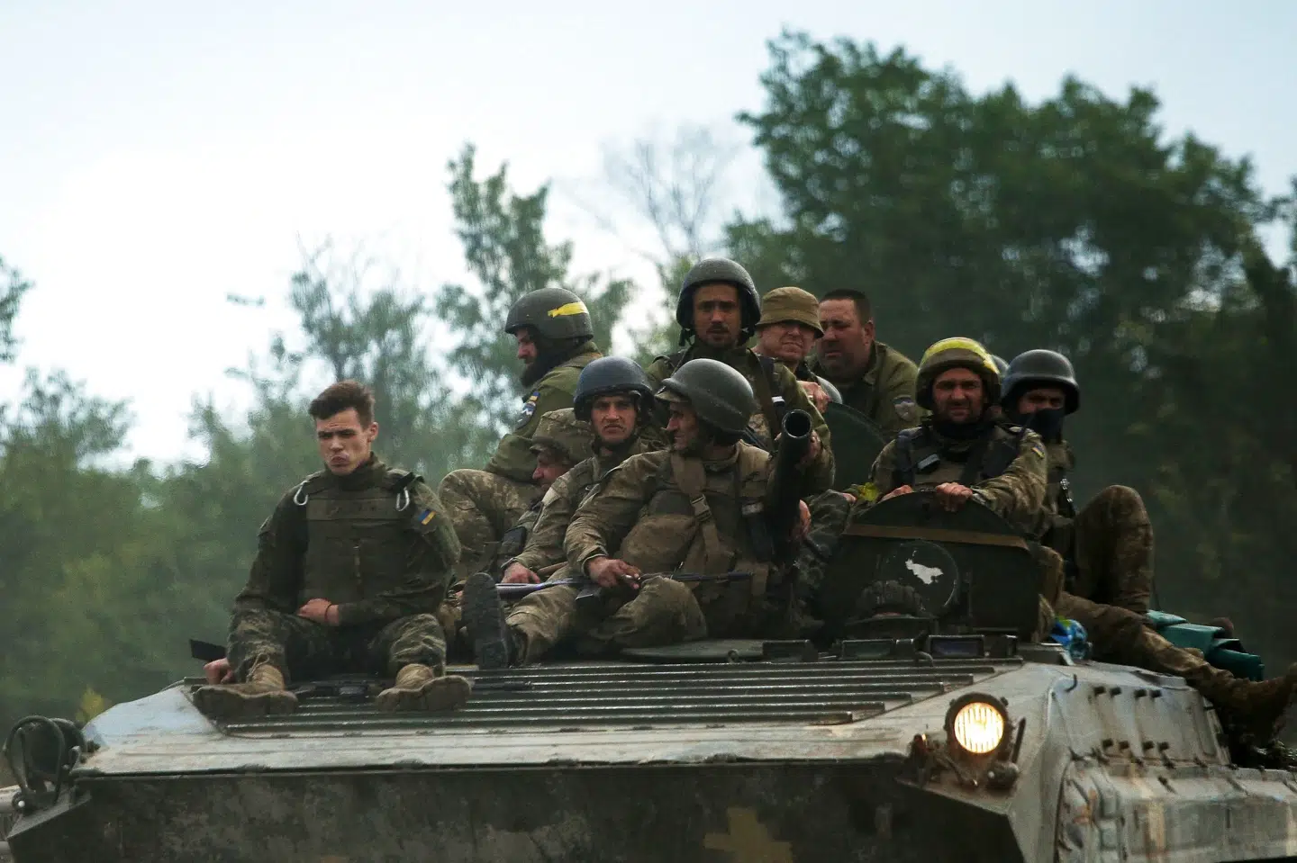 På dette billede fra torsdag ses ukrainske soldater på et armeret køretøj i Luhansk-regionen. Anatolii Stepanov/Ritzau Scanpix