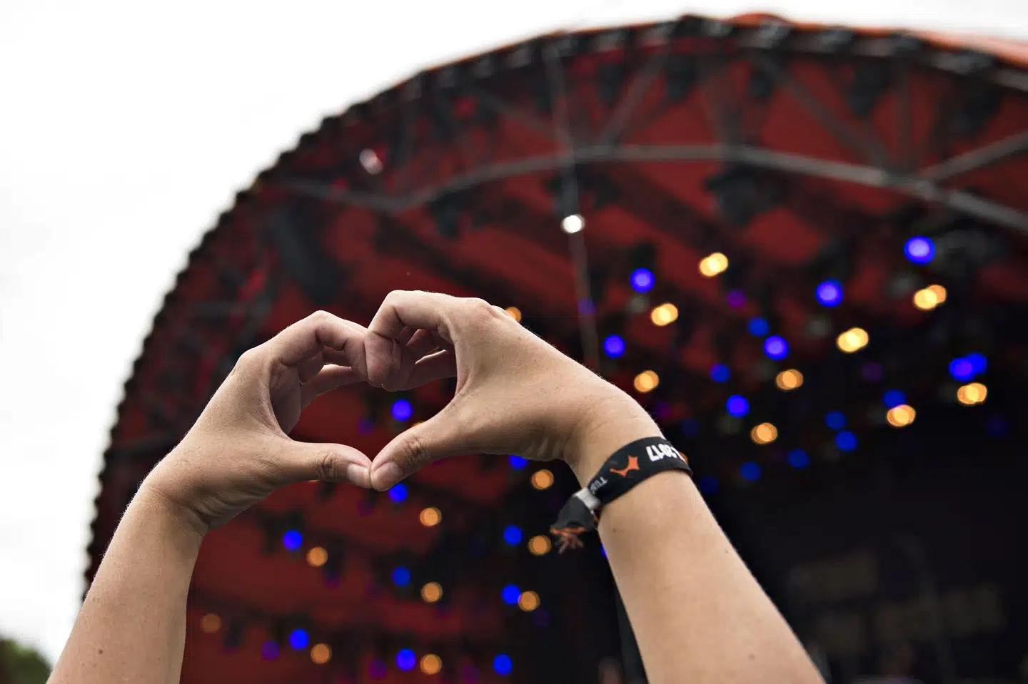 Roskilde Festival åbner for de første gæster lørdag eftermiddag. Kører man i bil til festivalen, skal man være opmærksom på, at fartgrænsen sættes ned på Holbækmotorvejen. (Arkivfoto). Ida Guldbæk Arentsen/Ritzau Scanpix