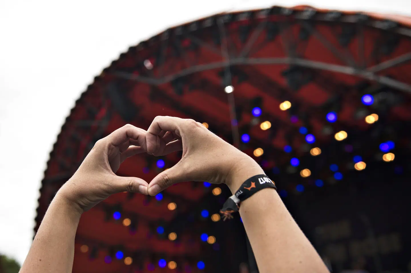 Roskilde Festival åbner for de første gæster lørdag eftermiddag. Kører man i bil til festivalen, skal man være opmærksom på, at fartgrænsen sættes ned på Holbækmotorvejen. (Arkivfoto). Ida Guldbæk Arentsen/Ritzau Scanpix