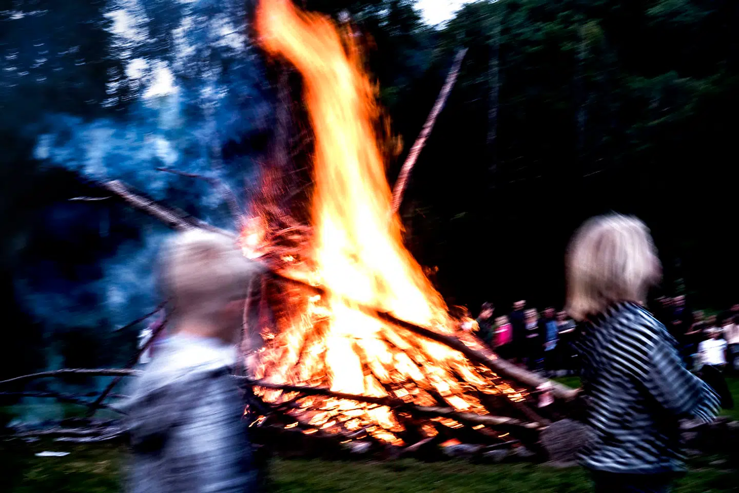 (ARKIV) Sankt Hans bål på engen i skoven ved Åløkkekvarteret i Odense tirsdag d. 23 juni 2015. Fra tirsdag morgen er der afbrændingsforbud i Ballerup, Herlev, Gentofte, Gladsaxe og Lyngby-Taarbæk. Det skriver Ritzau, mandag den 18. juni 2018.. (Foto: Sophia Juliane Lydolph/Ritzau Scanpix)
