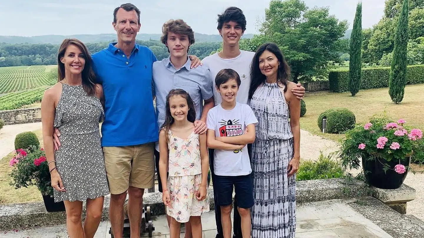 Grevinde Alexandra med sin eks-mand prins Joachim, prinsesse Marie og børnene ved Chateau de Cayx i sommeren 2020 til prins Felix 18-års fødselsdag.