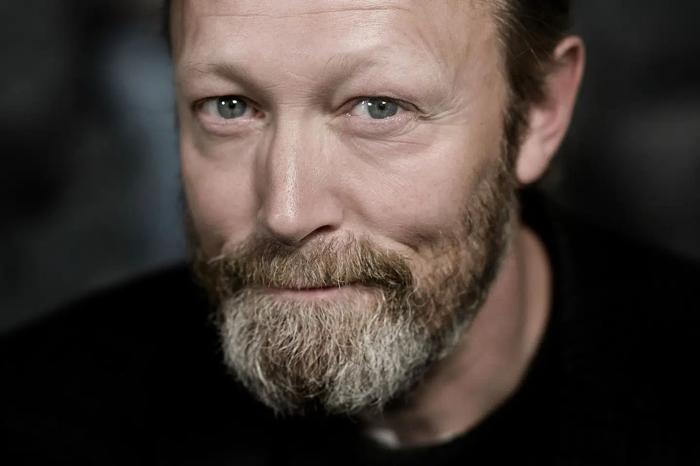 Lars Mikkelsen modtager Årets Hæderpris til uddelingen af Svend Prisen 2022. I begrundelsen bliver han kaldt for en af vor tids største skuespillere. - Lars Mikkelsen kan skræmme os som børnehjems-diktator i Der kommer en dag, og vi har nok alle fået et billede af, hvem Putin i virkeligheden er efter Lars Mikkelsens medvirken i House of Cards, lyder det fra juryen. (Arkivfoto). Liselotte Sabroe/Ritzau Scanpix