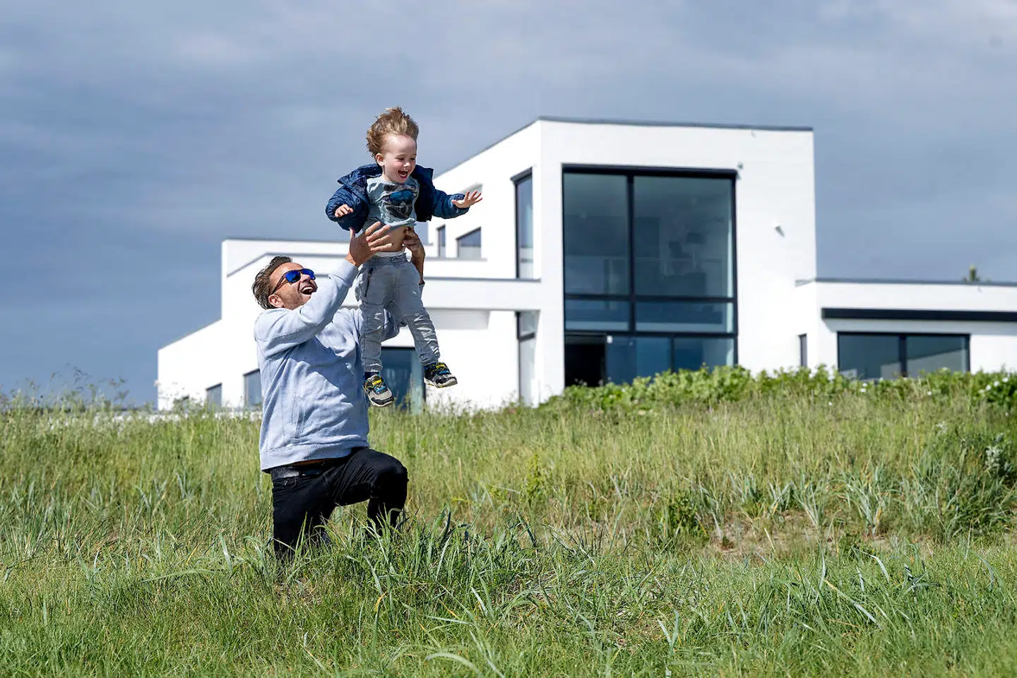 Dennis Knudsen kan godt frygte, hvordan hans liv havde set ud, hvis han ikke havde fået børn. Her får Lucas på tre en flyvetur.