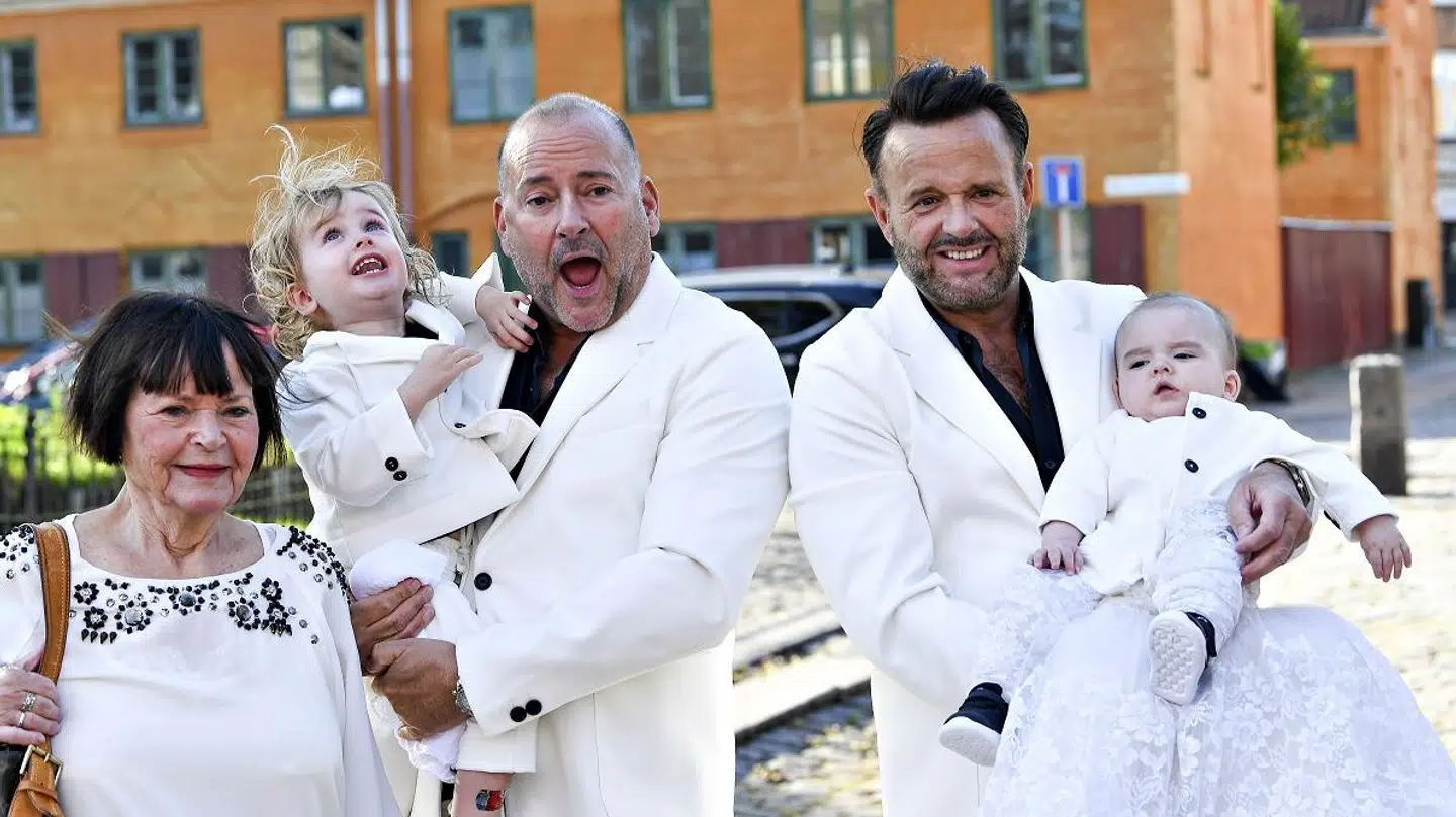 Dennis Knudsen med sin mor Mona og broderen Dion fotograferet ved Noahs barnedåb.