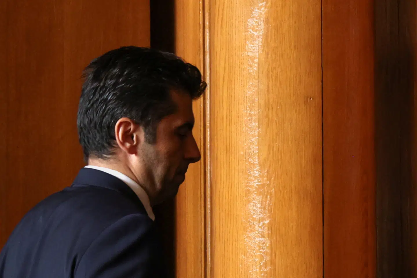 Kiril Petkovs midterparti lavede efter valget i november 2021 en koalitionsaftale med tre andre partiet. Onsdag er premierministeren dog blevet væltet efter kun et halvt år ved magten. Stoyan Nenov/Reuters