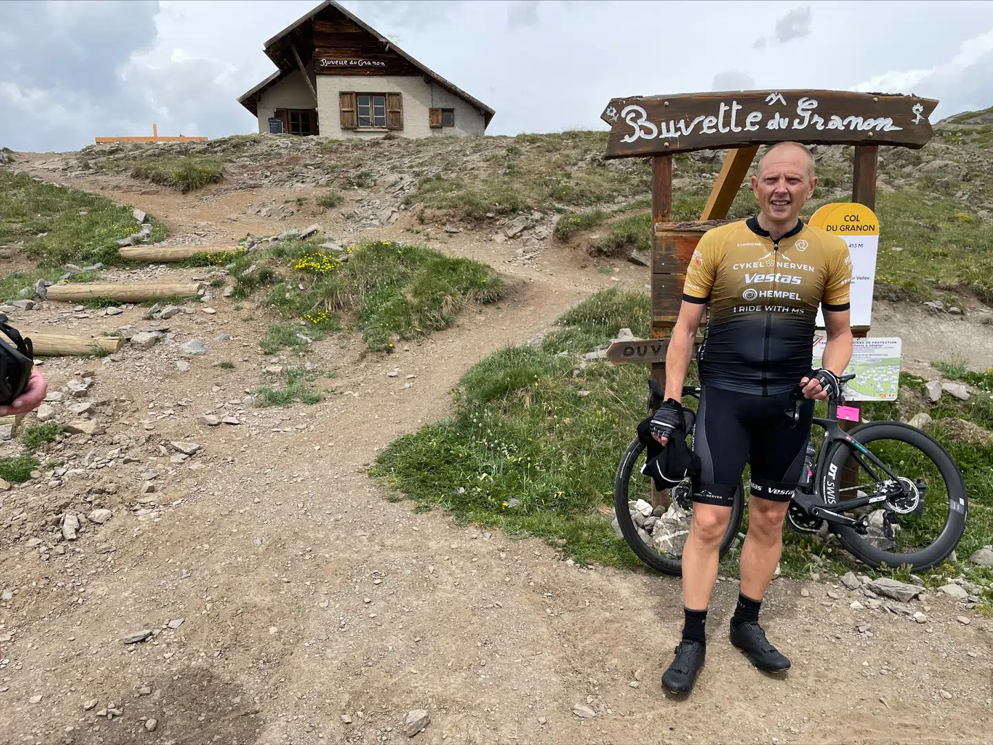 Casper Jusslin på toppen af Col du Granon. Han har opdaget, at jo mere han træner, jo mindre mærker han til den sclerosesygdom, som tidligere gjorde det svært bare at gå en tur i Netto. Foto: Privat