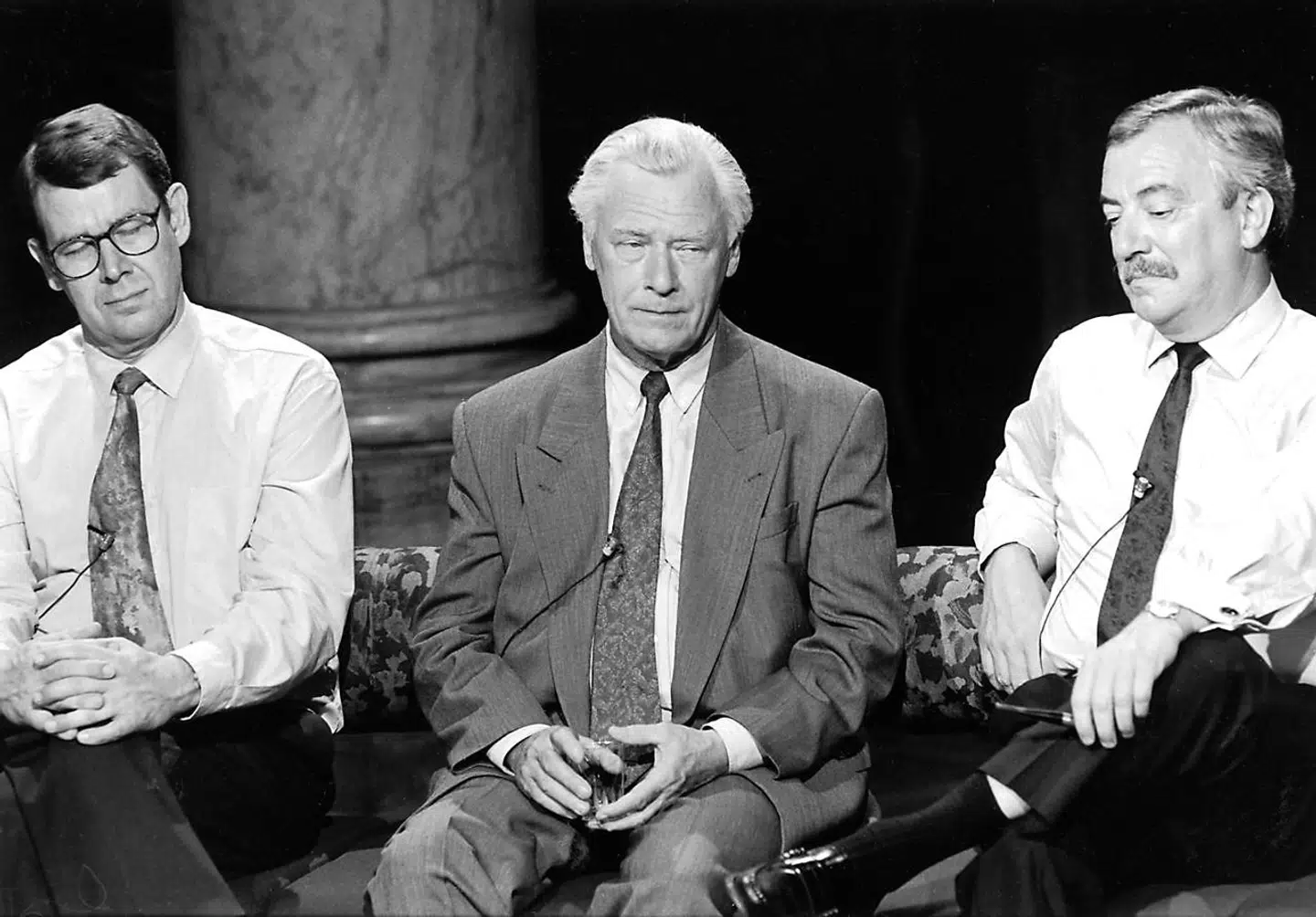 Nederlagsstemning efter folkeafstemningen 2. juni 1992. Fra venstre er det partiformand for Socialdemokratiet, senere statsminister Poul Nyrup Rasmussen, statsminister Poul Schlüter (K) og udenrigsminister Uffe Ellemann-Jensen (V).