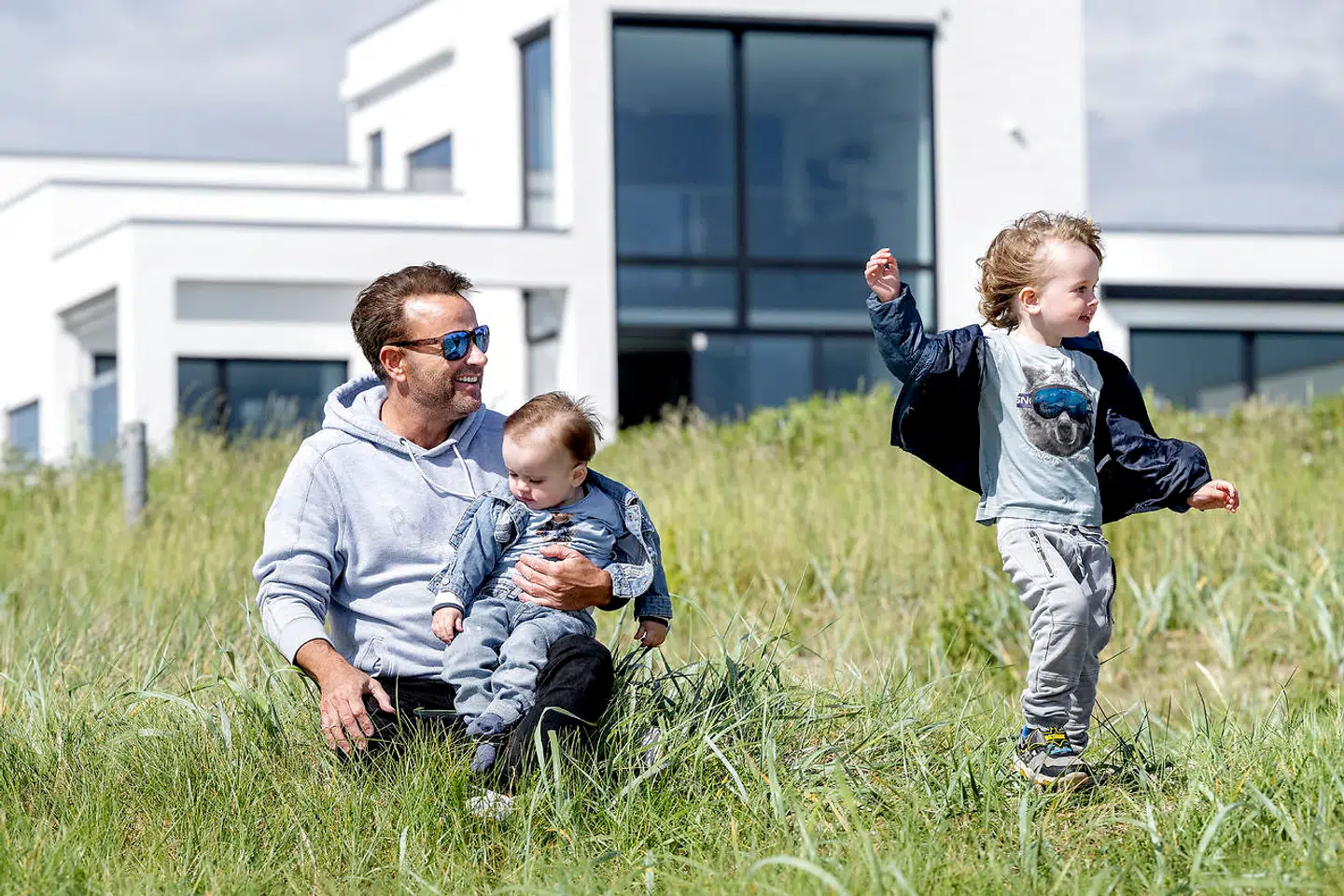 Det er et halvt år siden, at Dennis Knudsen købte et stort hus i Korsør i første række til vandet. Her er der plads til familieforøgelsen.