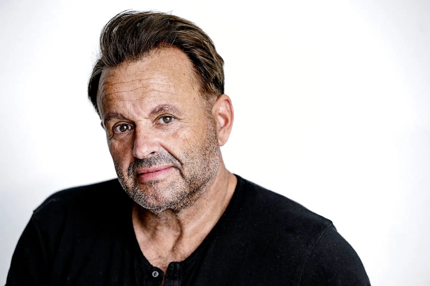 Siden 58-årige Dennis Knudsen for tre år siden blev far, har han måttet sætte sig selv og sit ego i anden række. Hvilket han nyder.