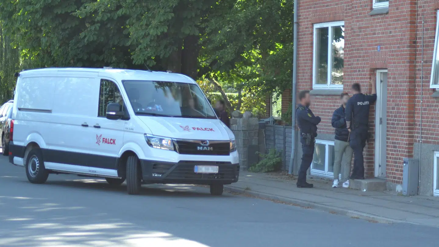 Politi ved lejligheden, hvor kvinden blev fundet.