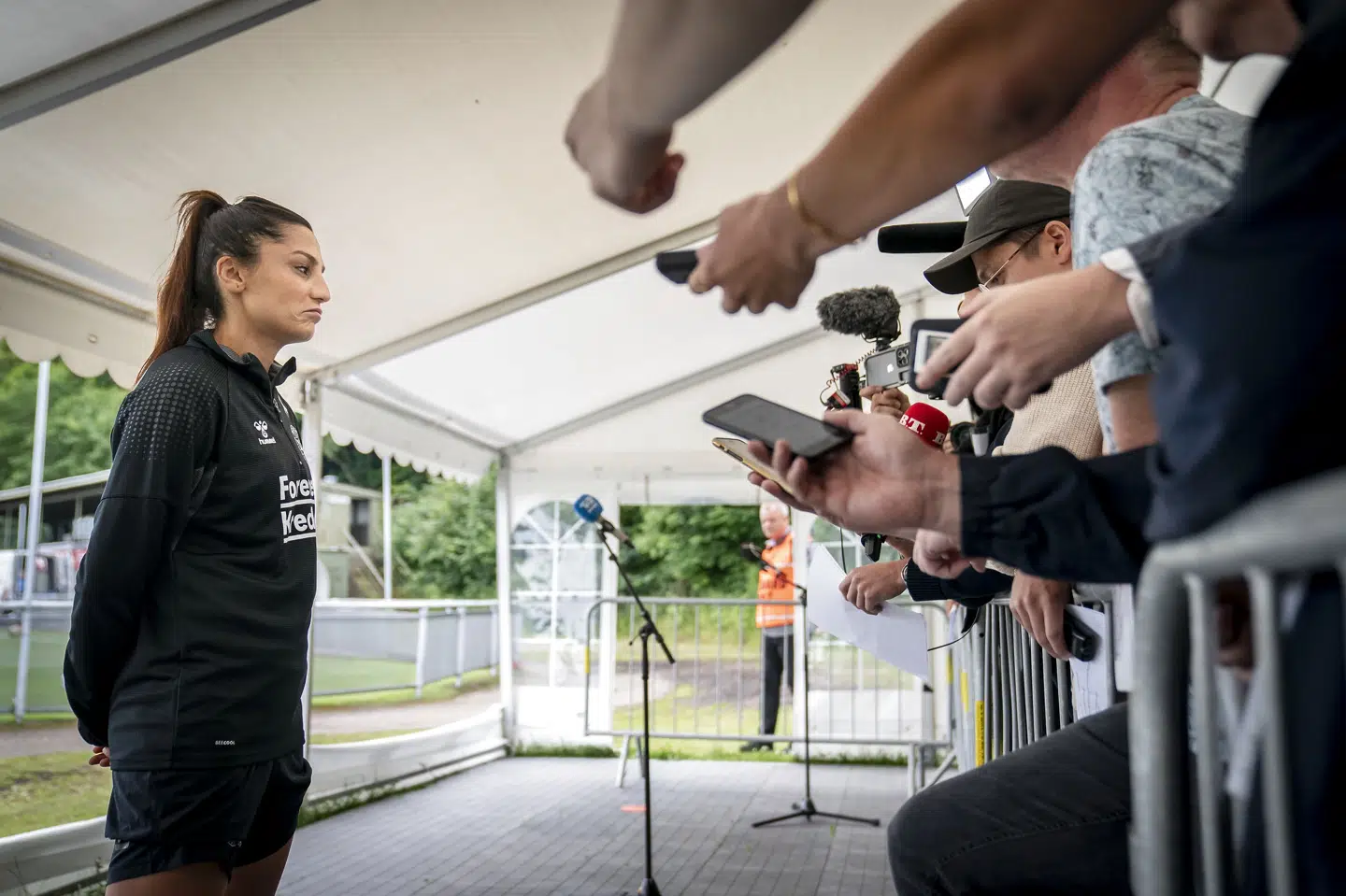 Nadia Nadim var i diskussionshumør, da hun mødte pressen i Helsingør mandag. Mads Claus Rasmussen/Ritzau Scanpix