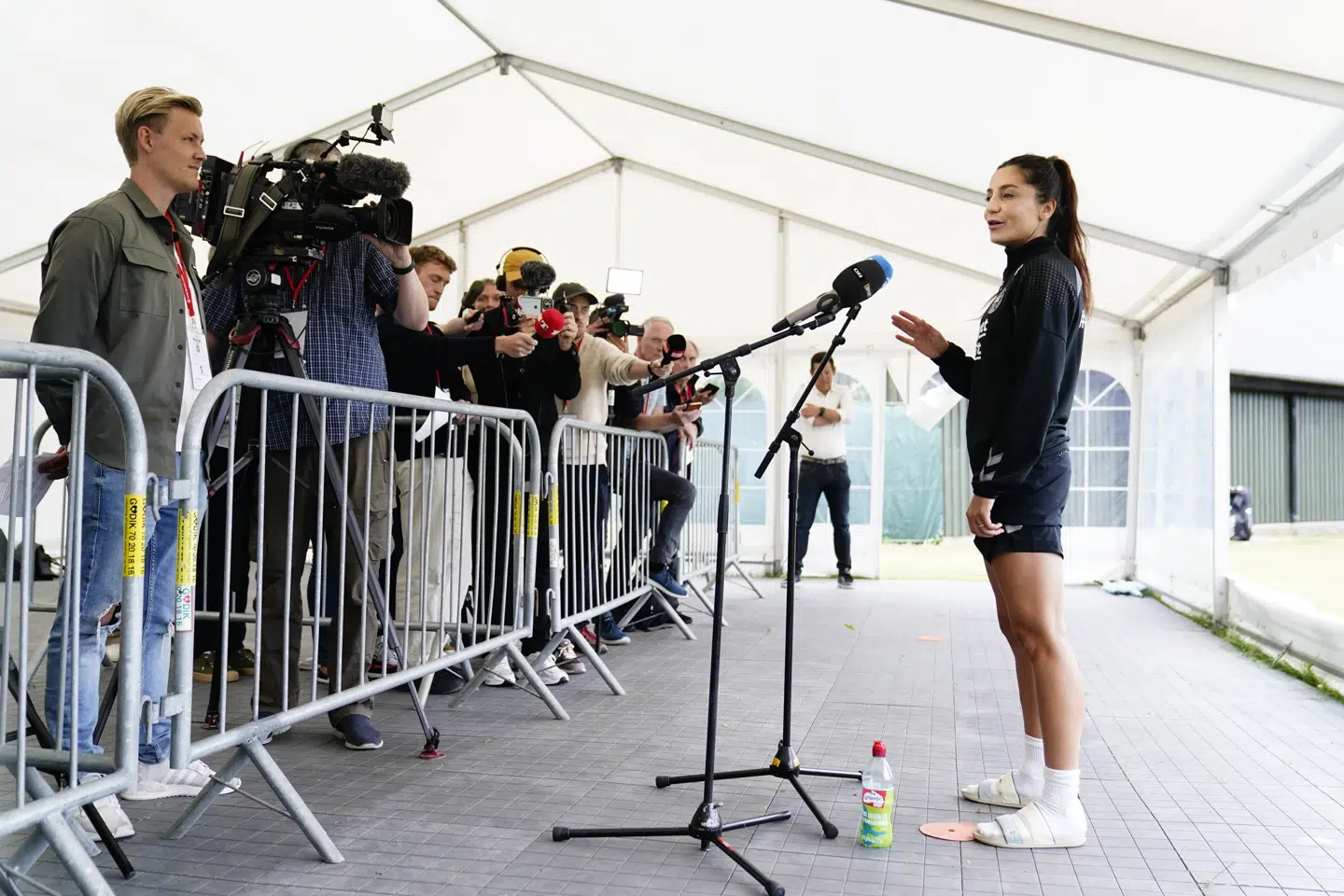 Nadia Nadim taler til pressen før kvindefodboldlandsholdet mødes og træner, før to testkampe og EM-slutrunde, i Helsingør mandag den 20. juni 2022.