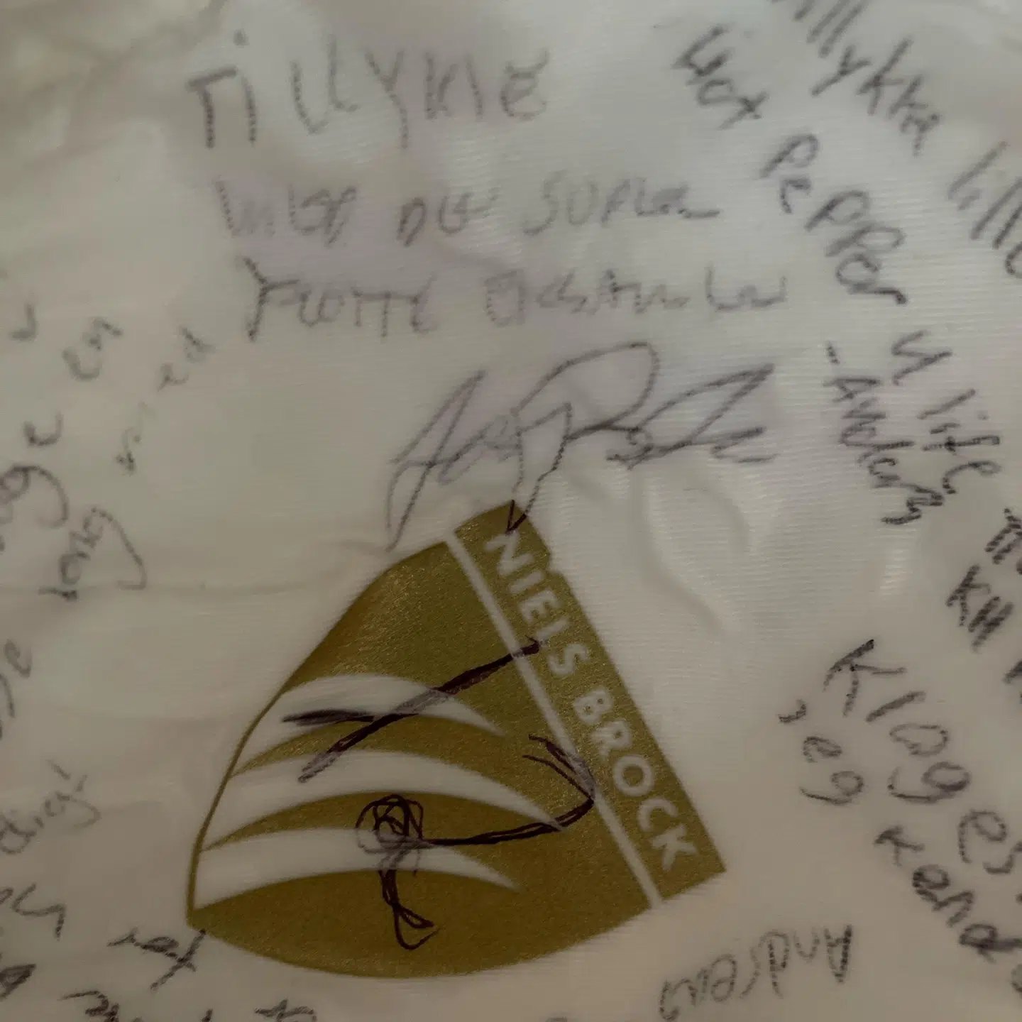 Jesper Buch skrev både et 12-tal og hilsenen 'Tillykke med de super flotte eksamener' efterfulgt af sin signatur i huen.