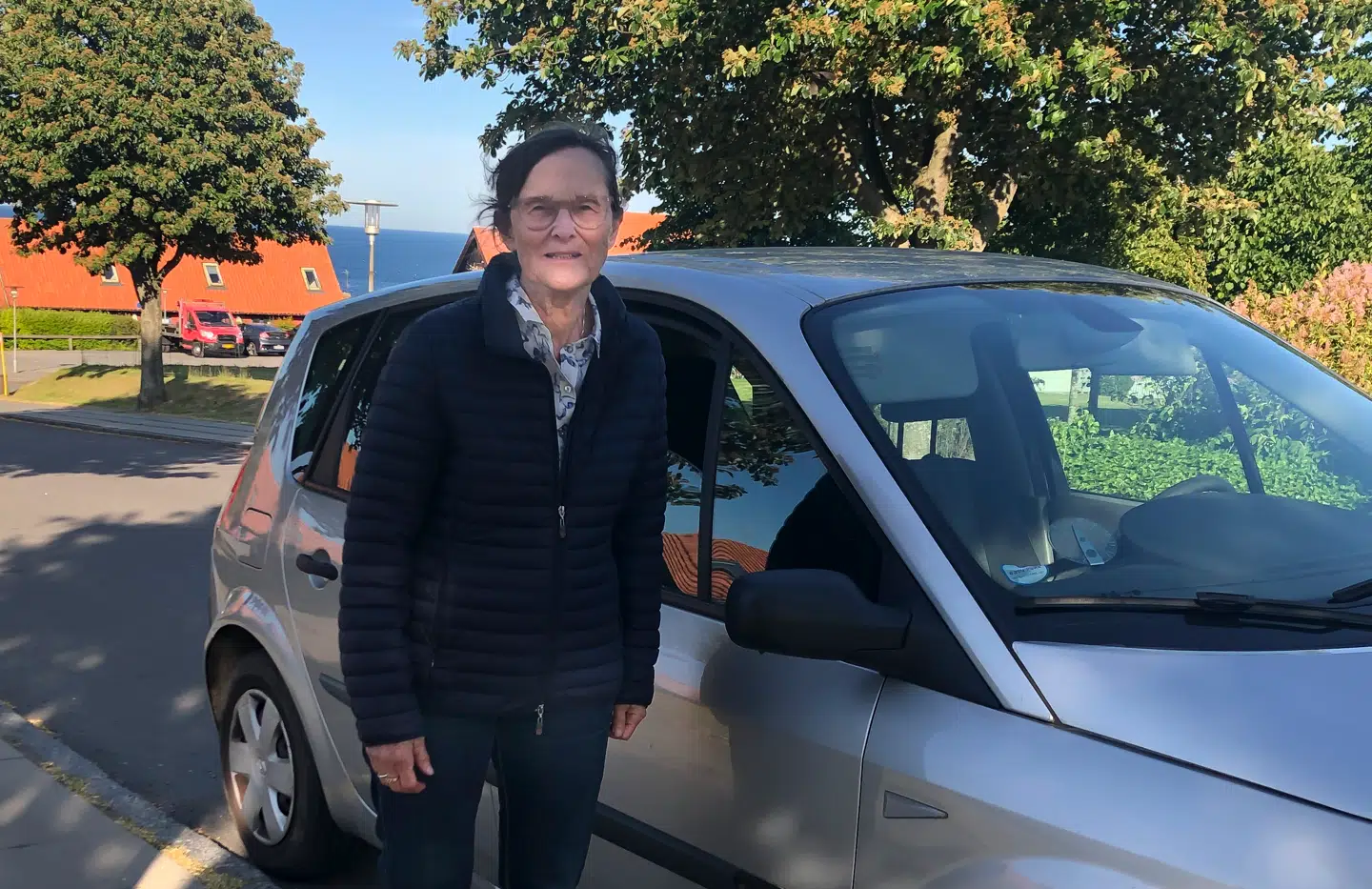 Kirsten Krøll, som har boet i Lyngby i 43 år, mener, at kommunen burde havde oplyst borgerne om nye parkeringsregler ved at sende en besked i e-Boks eller lægge en flyer i forruden på bilerne. Privatfoto