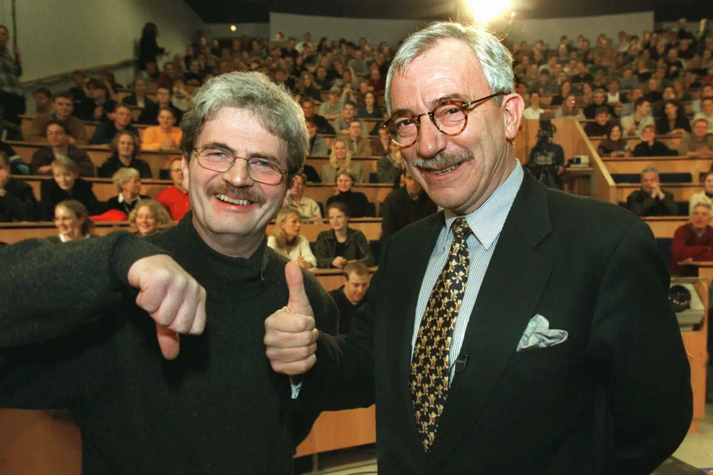 Den tidligere SF-formand Holger K. Nielsen ses her med den nu afdøde tidligere Venstre-formand Uffe Ellemann-Jensen til et debatmøde i 1998 om Amsterdam-traktaten. De to fik også deres del af EU-debatter, da de var på hver sin side i spørgsmålet om Maastricht-traktaten i 1992 (Arkivfoto).