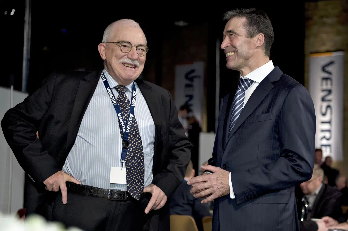 Uffe Ellemann-Jensen(tv.) og Anders Fogh Rasmussen(th) arbejdede i mange år sammen under Ellemann-Jensens ledelse af Venstre. Søndag har Anders Fogh Rasmussen ikke andet end ros til overs for sin tidligere chef, hvis tid ved roret han beskriver som værende præget af loyalitet internt i partiet(Arkivfoto). Henning Bagger/Ritzau Scanpix