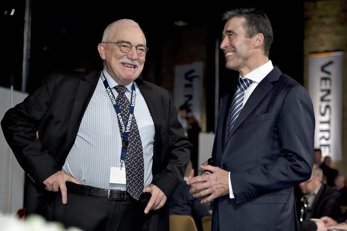 Uffe Ellemann-Jensen(tv.) og Anders Fogh Rasmussen(th) arbejdede i mange år sammen under Ellemann-Jensens ledelse af Venstre. Søndag har Anders Fogh Rasmussen ikke andet end ros til overs for sin tidligere chef, hvis tid ved roret han beskriver som værende præget af loyalitet internt i partiet(Arkivfoto). Henning Bagger/Ritzau Scanpix