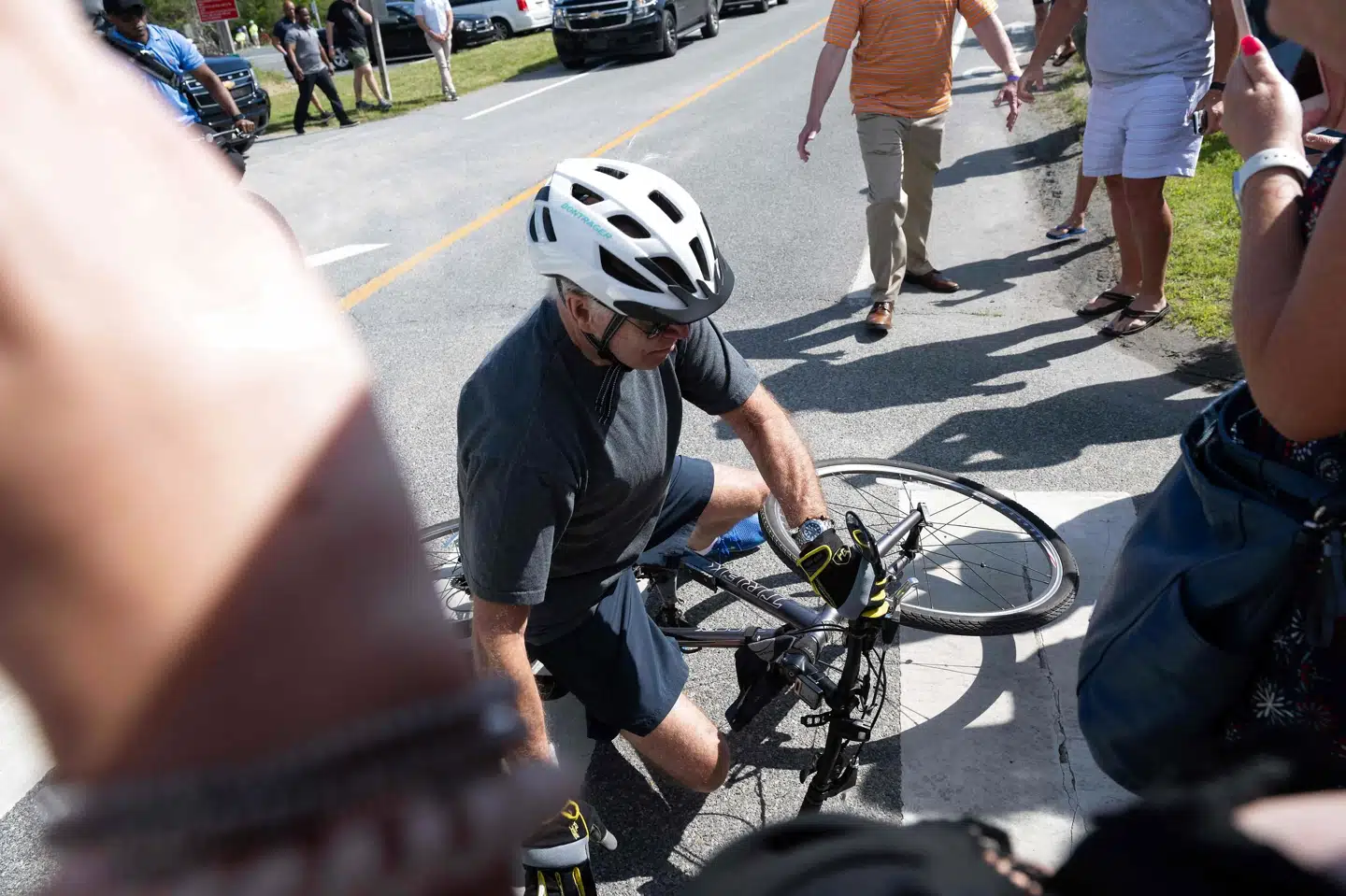 Præsident Joe Biden slap lørdag uskadt fra et cykelstyrt. Jeg er OK, siger præsidenten på en videooptagelse, hvor han hjælpes på benene af Secret Servicemedlemmer. Saul Loeb/Ritzau Scanpix