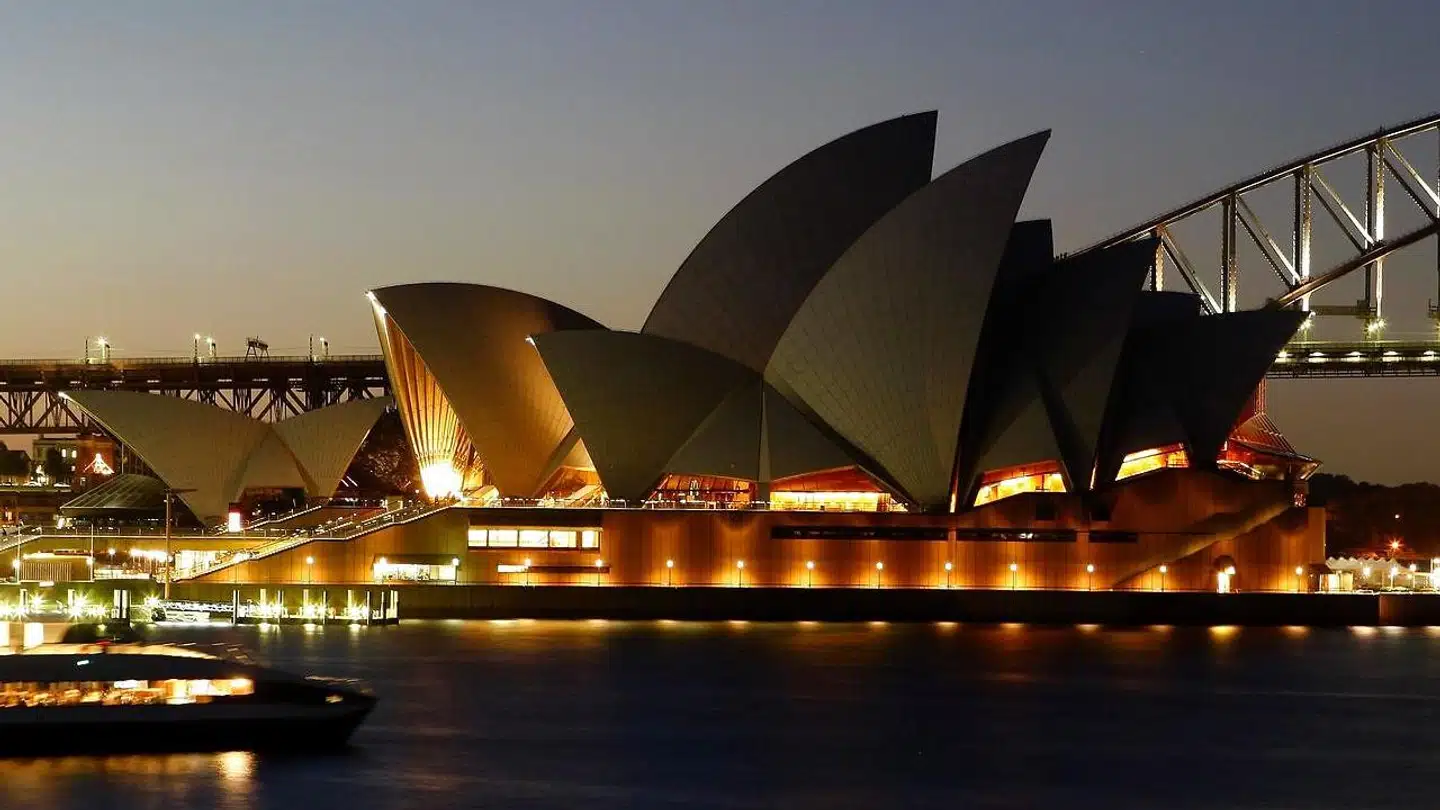 Mange australiere må for tiden slukke lyset for at være med til at spare på strømmen.