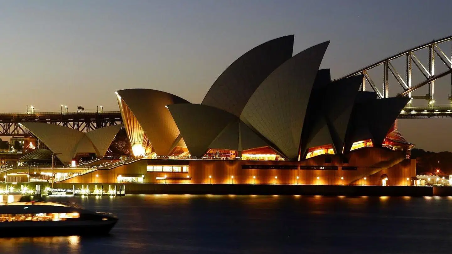 Mange australiere må for tiden slukke lyset for at være med til at spare på strømmen.
