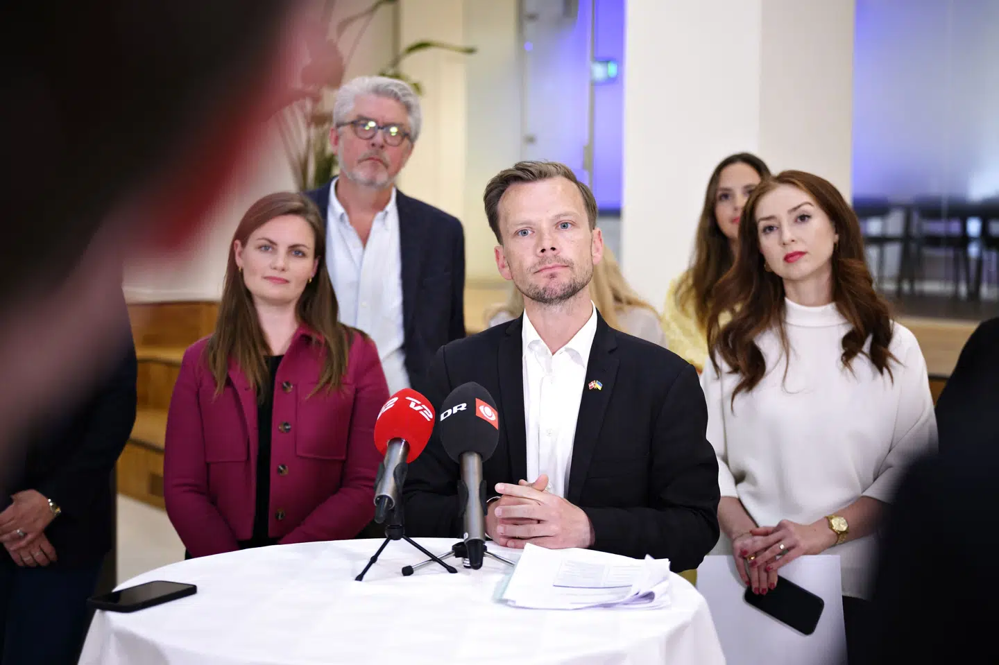 Beskæftigelsesminister Peter Hummelgaard(S) præsenterede tirsdag sammen med blandt andet Mai Villadsen(EL), Karsten Hønge(SF), Victoria Velsquez(EL og Samira Nawa(RV) en aftale om kontanthjælpssystemet. Aftalen skal blandt andet løfte 9200 børns familier over lavindkomstgrænsen. Ifølge Jyllands-Posten er de fleste af de børn i dag allerede over den grænse(Arkivfoto). Philip Davali/Ritzau Scanpix