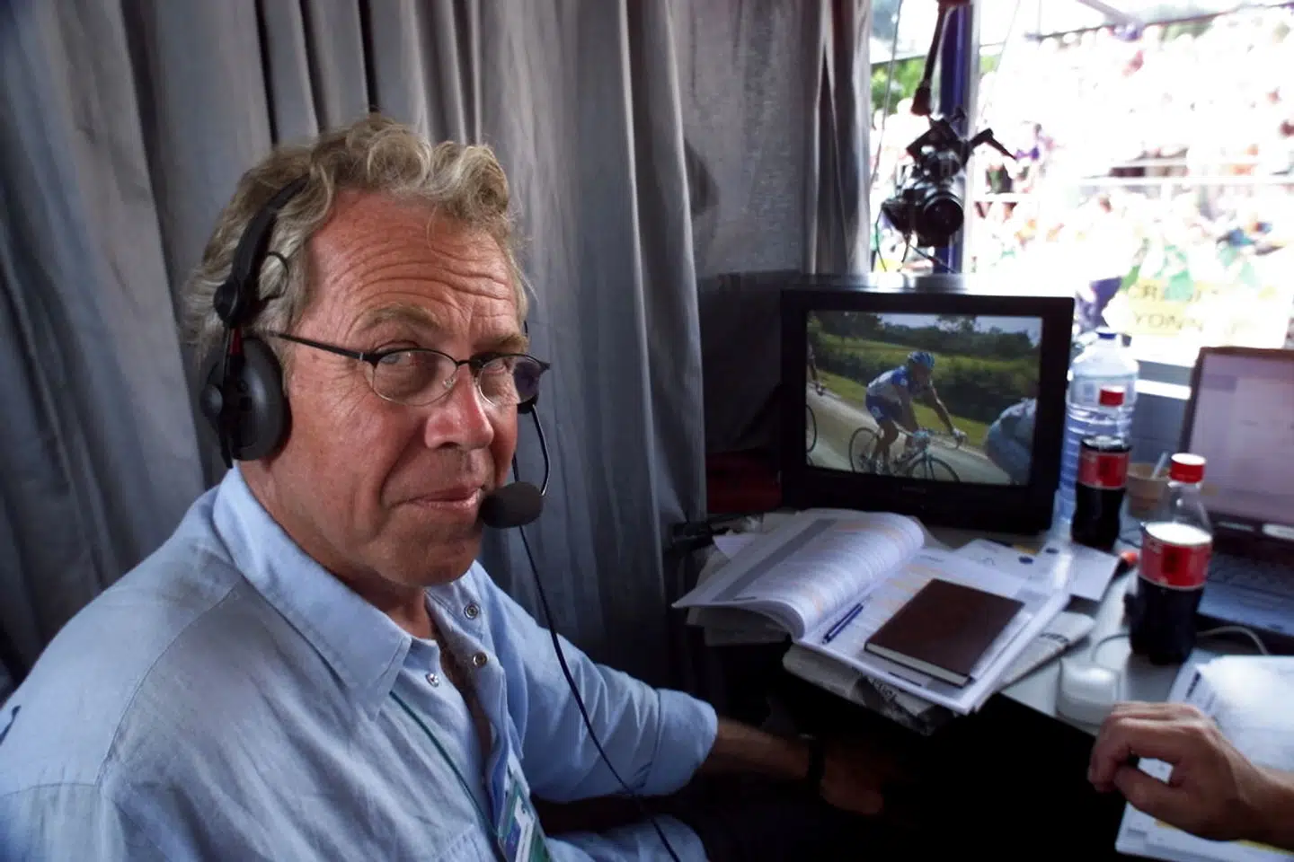 Jørgen Leth i kommentatorboksen ved Tour de Fance i 1999.