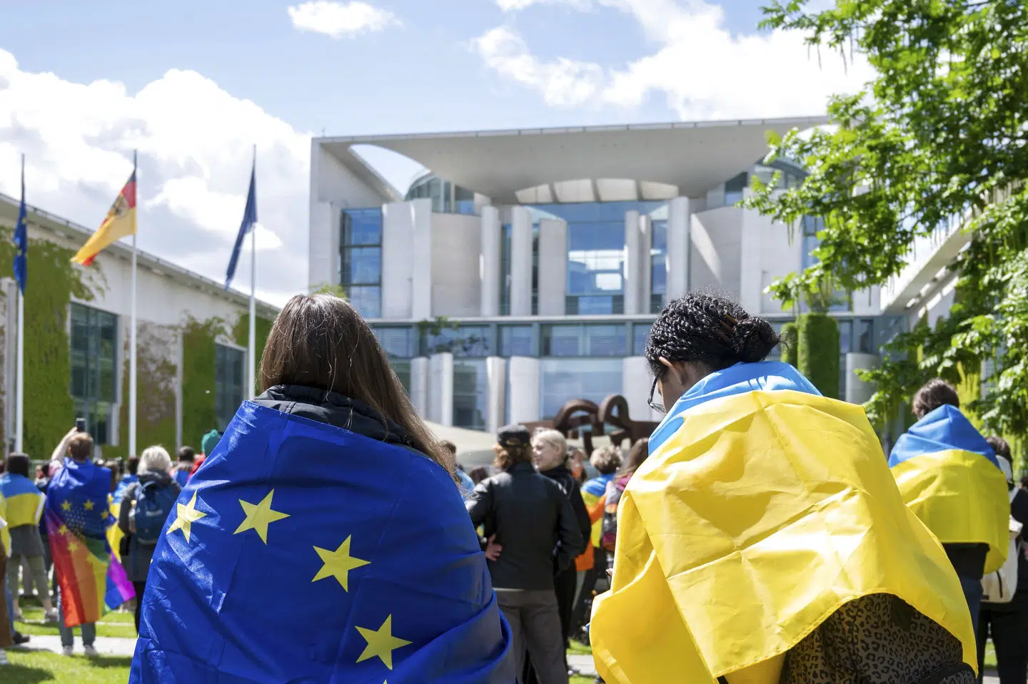 Demonstranter viser deres støtte til et ukrainsk medlemskab af EU ved en demonstration i den tyske hovedstad, Berlin. (Arkivfoto). Christophe Gateau/Ritzau Scanpix