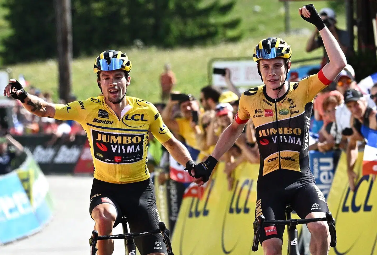 Primoz Roglic (tv.) og Jonas Vingegaard knuser al modstand og kører sammen i mål ved sidste etape af Criterium du Dauphiné. Danskeren vandt etapen, mens sloveneren nuppede den samlede sejr i løbet.