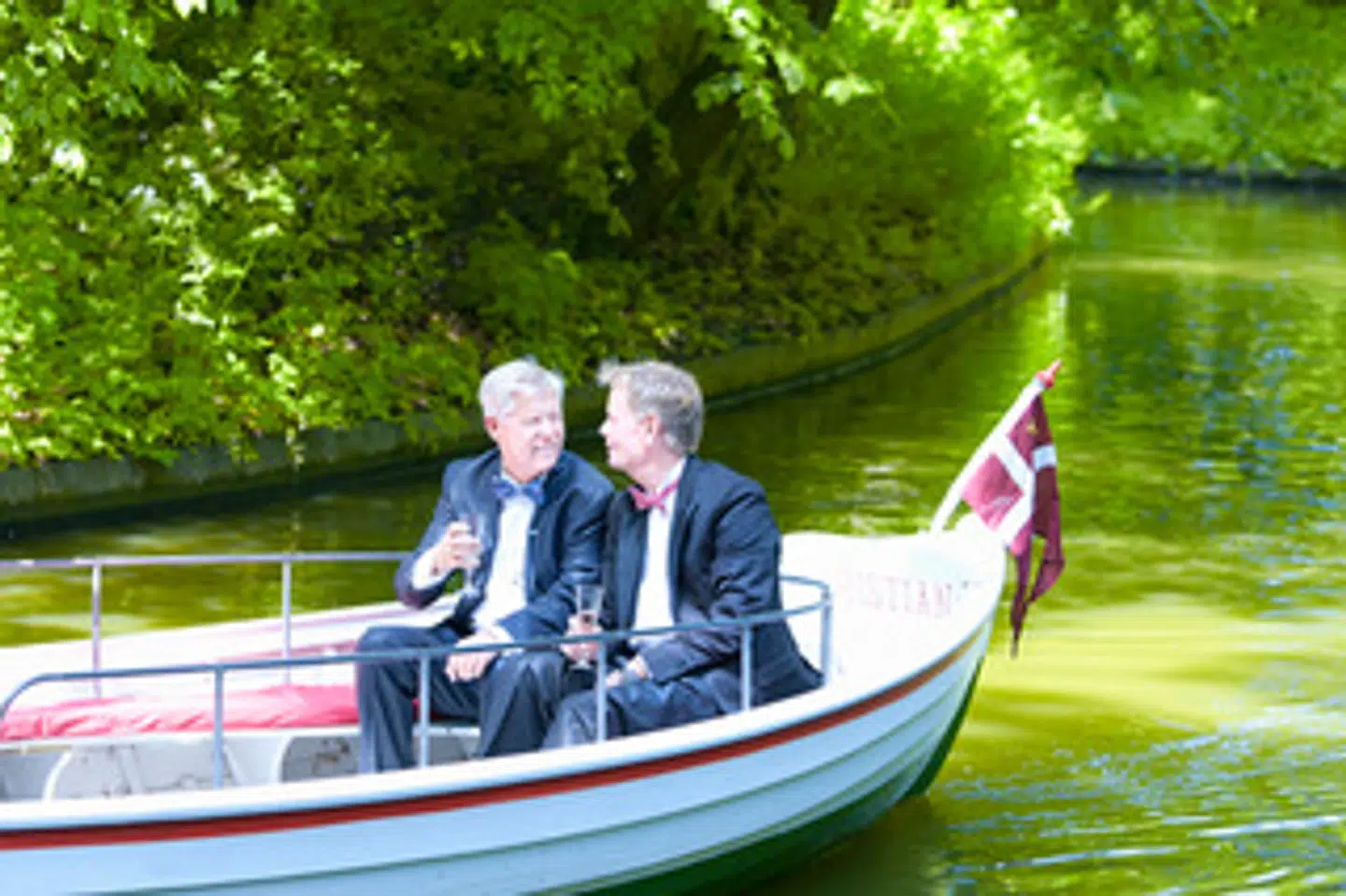 Parret inviterede pressen med over i Frederiksberg Have, hvor de drak et glas champagne i en båd i en af parkens søer.