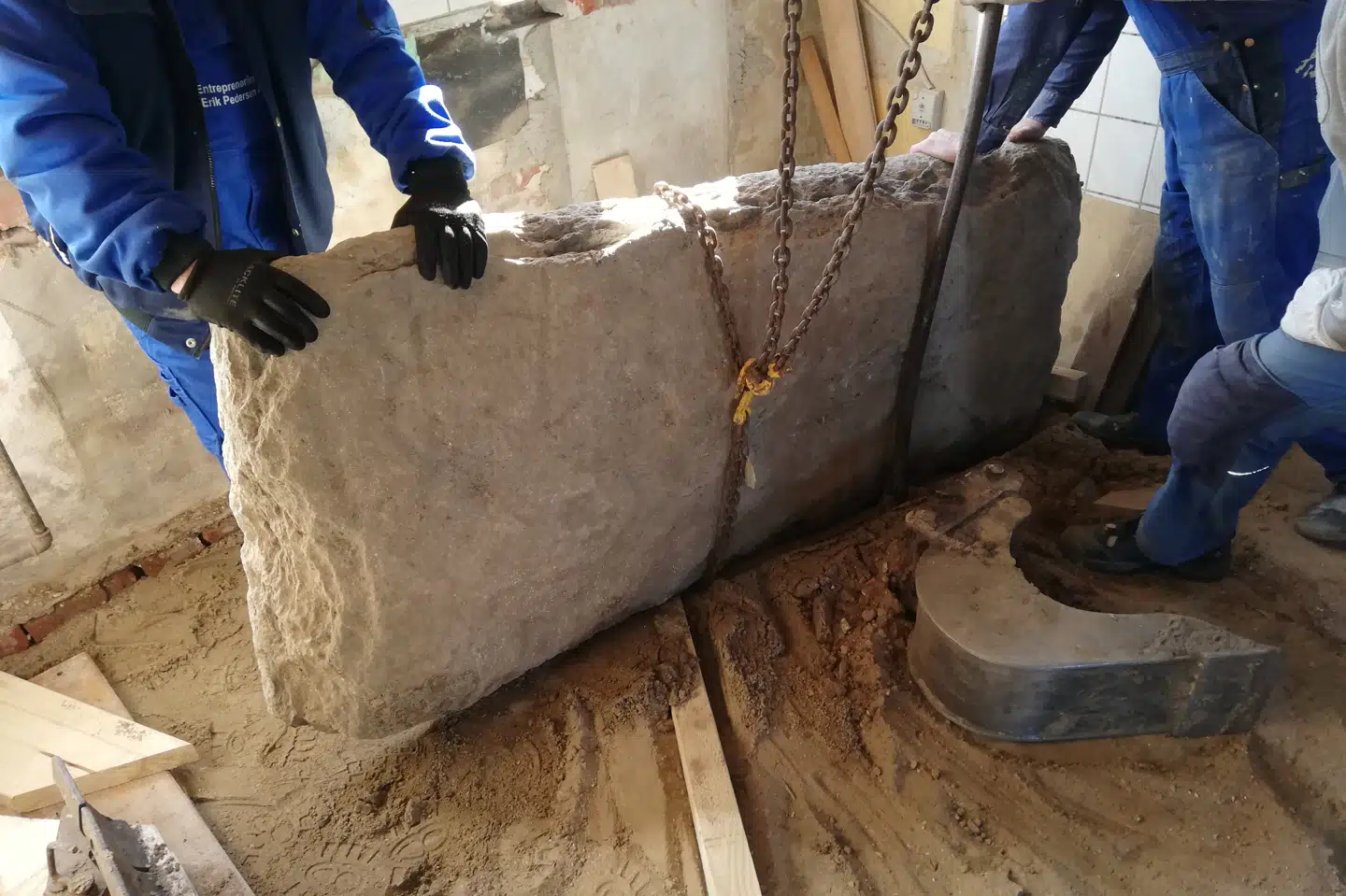 Den store sten på knap et ton blev fundet under et køkkengulv ved en ejendom i Mosekær ved Randers. Foto: Lene Brandt / Handout Nationalmuseet/Free