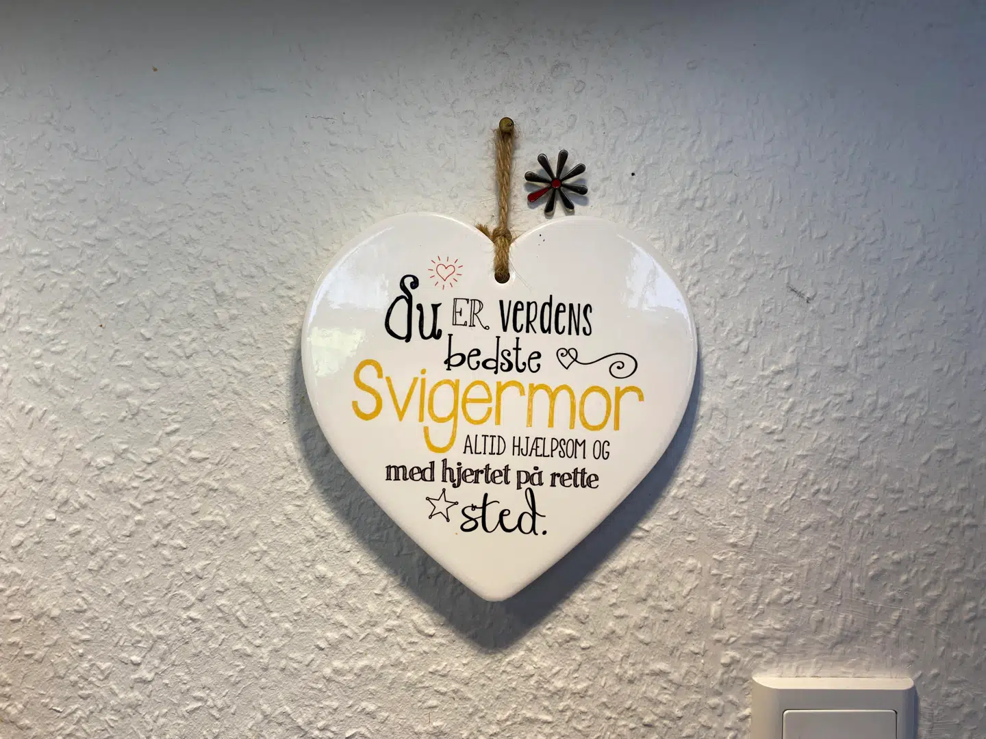 I køkkenet hænger der flere gaver, som den sigtede plejehjemsmedarbejder gennem årene har fået af sin familie. Heriblandt et hjerte fra hendes svigerdatter. Det er tydeligt, at hun er højt elsket i familien. Foto: Nina Gaunø Fredberg.