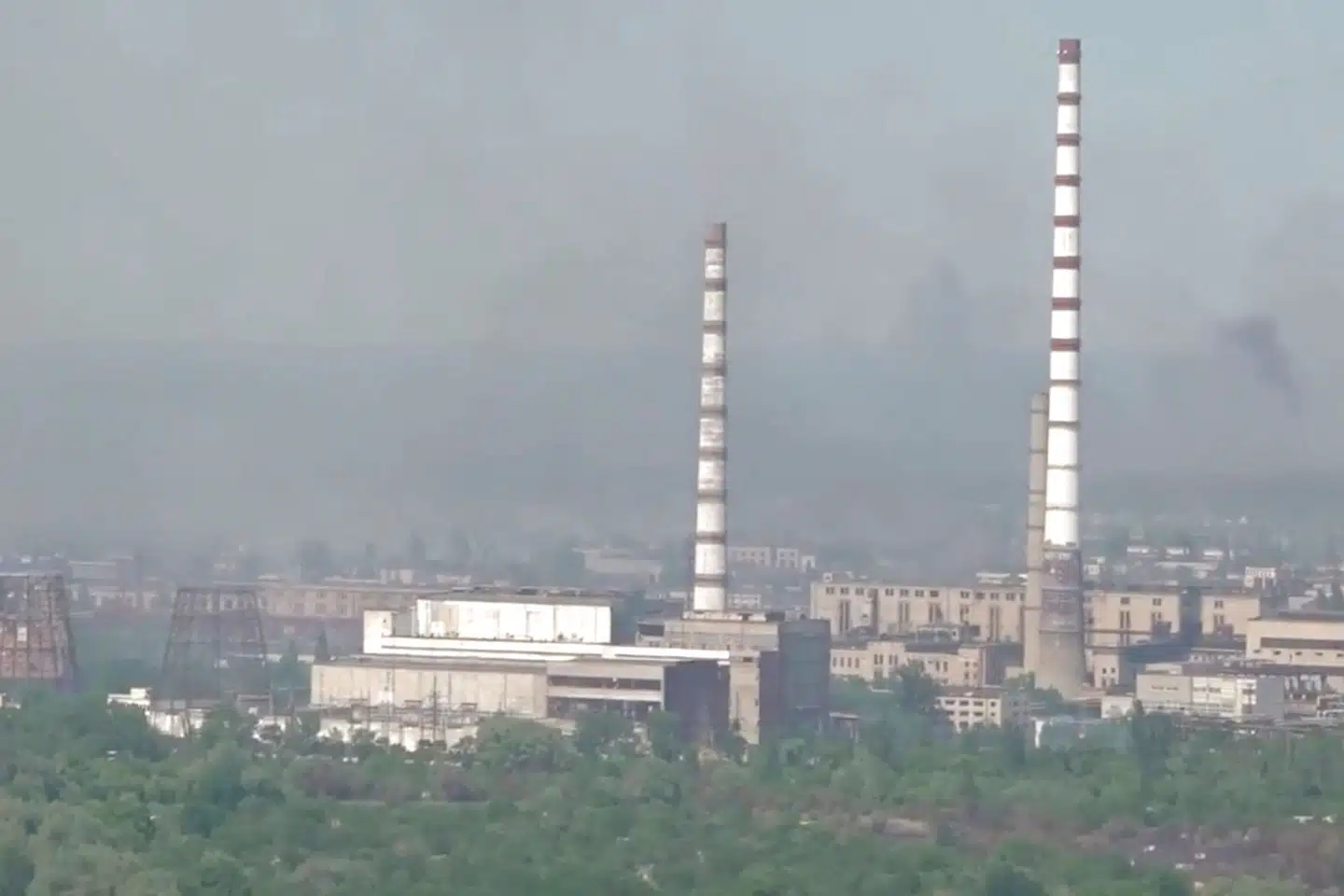 Sort røg over den kemiske fabrik Azot. Luhansk Region Police/Reuters