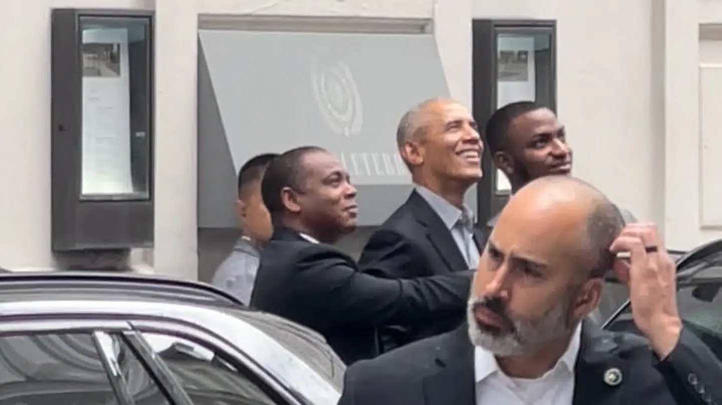 Barack Obama og hans stab så ud til at nyde den spontane intimkoncert, som de fik efter at have forladt det københavnske luksushotel d'Angelterre.