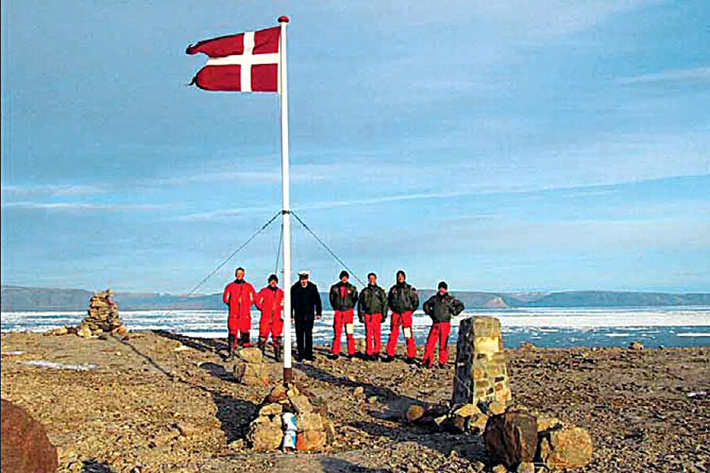 I en håndfuld år i midten af 2000 foregik striden ved, at Danmark hejste dannebrog og efterlod en flaske snaps, mens canadierne hejste deres flag og efterlod en flaske whisky til danskerne, når de genindtog øen. (Arkivfoto). Royal Danish Navy/Ritzau Scanpix