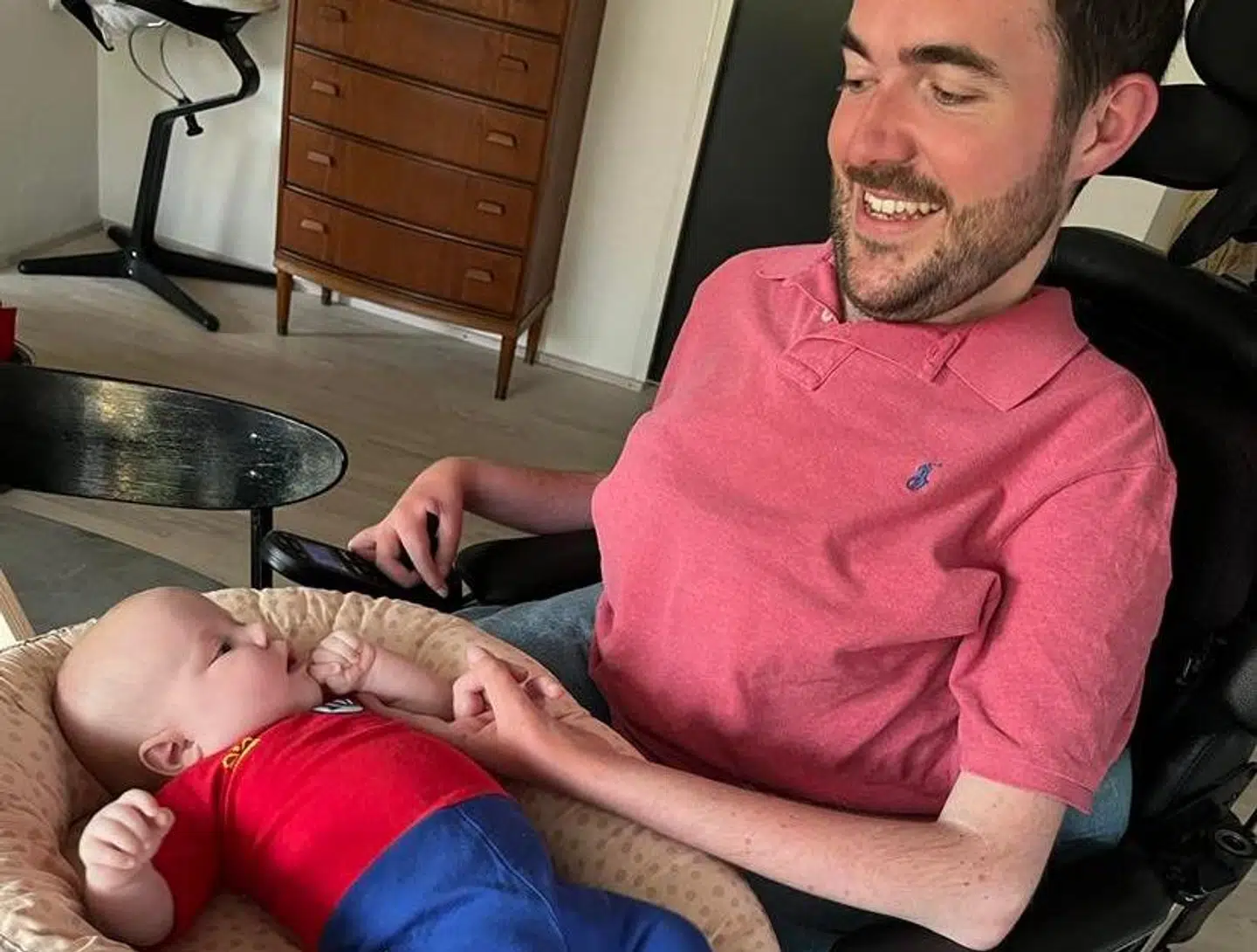 Simon Toftgaard Jensen med datteren Alberte på fire måneder.